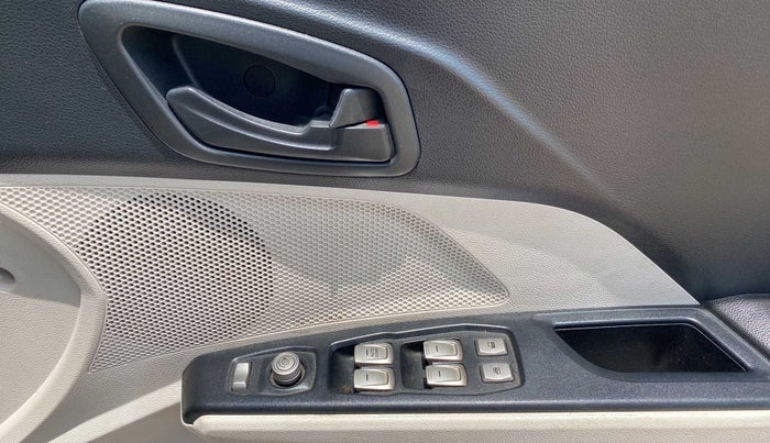 2019 Mahindra XUV300 W6 1.2 PETROL, Petrol, Manual, 41,116 km, Driver Side Door Panels Control