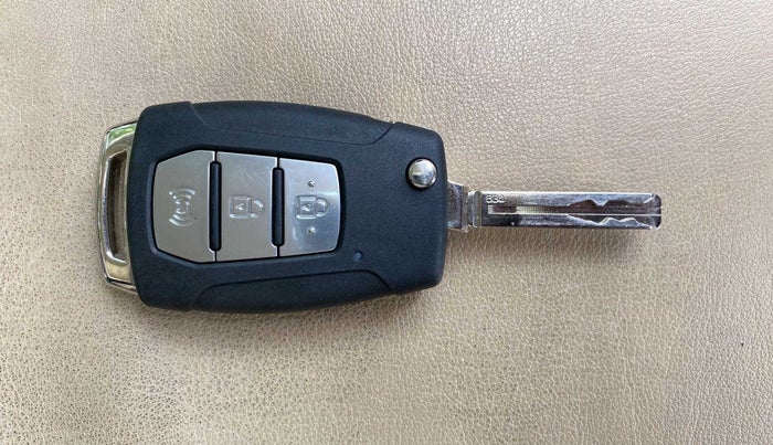 2019 Mahindra XUV300 W6 1.2 PETROL, Petrol, Manual, 41,116 km, Key Close Up