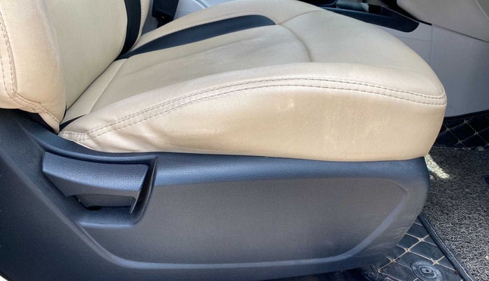 2019 Mahindra XUV300 W6 1.2 PETROL, Petrol, Manual, 41,116 km, Driver Side Adjustment Panel