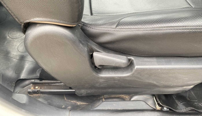 2017 Maruti Wagon R 1.0 LXI CNG, CNG, Manual, 1,15,773 km, Driver Side Adjustment Panel