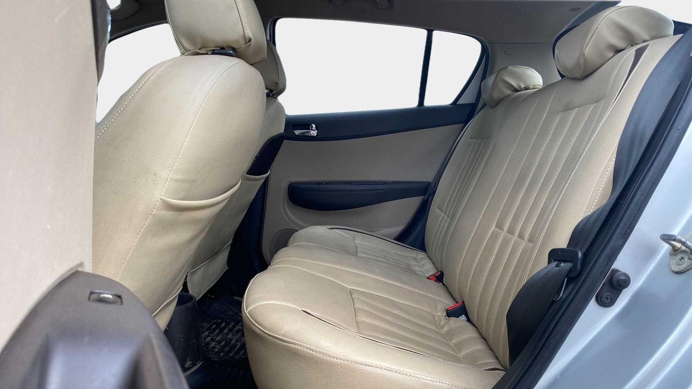 2013 Hyundai i20 SPORTZ 1.2, Petrol, Manual, 69,443 km, Right Side Rear Door Cabin