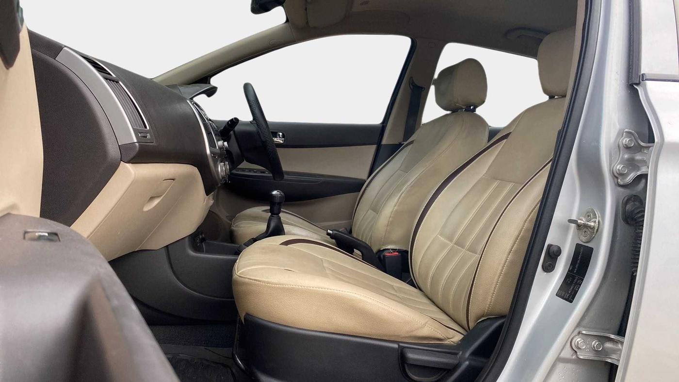 2013 Hyundai i20 SPORTZ 1.2, Petrol, Manual, 69,443 km, Right Side Front Door Cabin