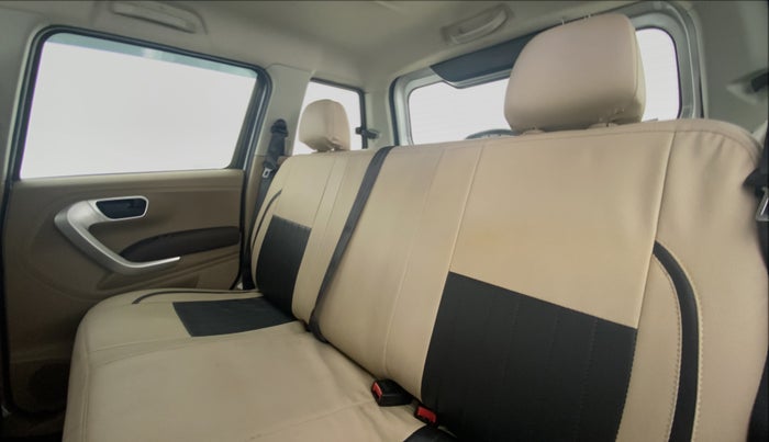 2017 Mahindra TUV300 T8, Diesel, Manual, 39,144 km, Right Side Rear Door Cabin