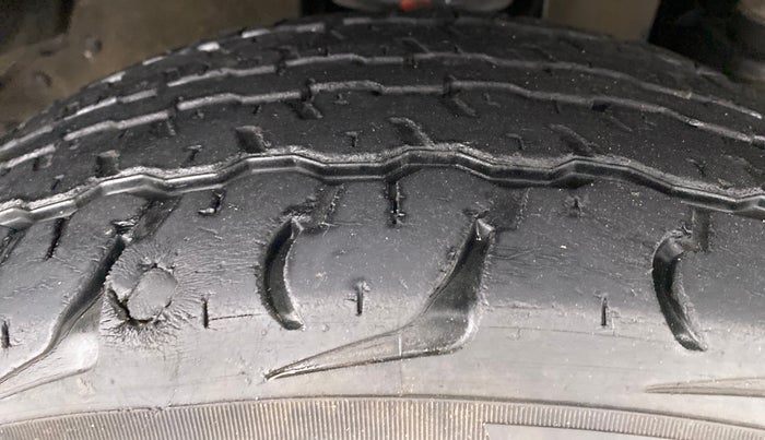 2017 Mahindra TUV300 T8, Diesel, Manual, 39,144 km, Right Front Tyre Tread