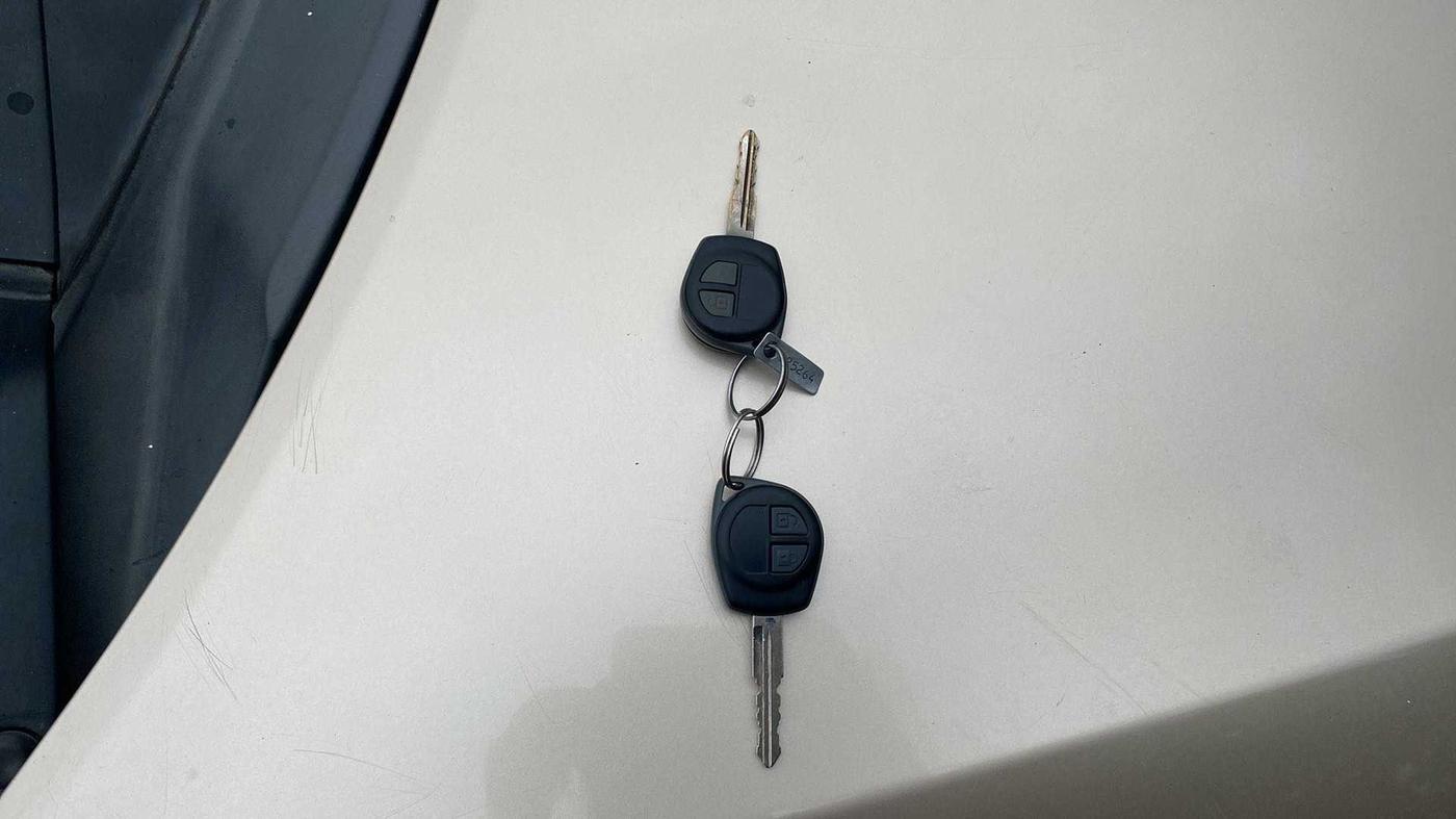 2014 Maruti Swift Dzire VXI, Petrol, Manual, 1,24,716 km, Key Close Up