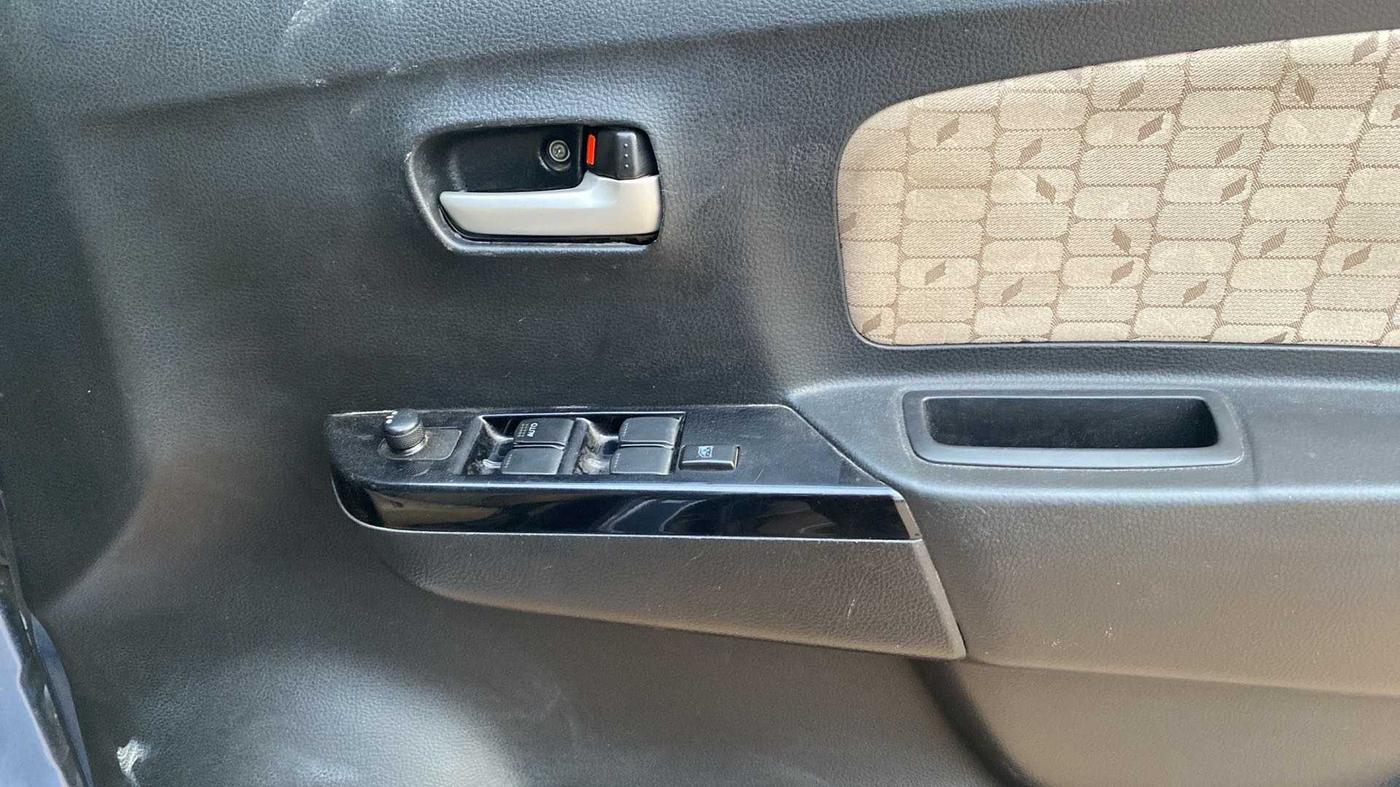 2017 Maruti Wagon R 1.0 VXI, Petrol, Manual, 66,341 km, Driver Side Door Panels Control