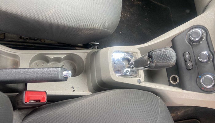 2018 Tata Tiago XZA PETROL, Petrol, Automatic, 33,275 km, Gear lever - Knob cover torn