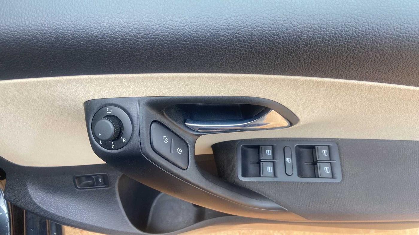 2018 Skoda Rapid AMBITION 1.6 MPI AT, Petrol, Automatic, 18,349 km, Driver Side Door Panels Control