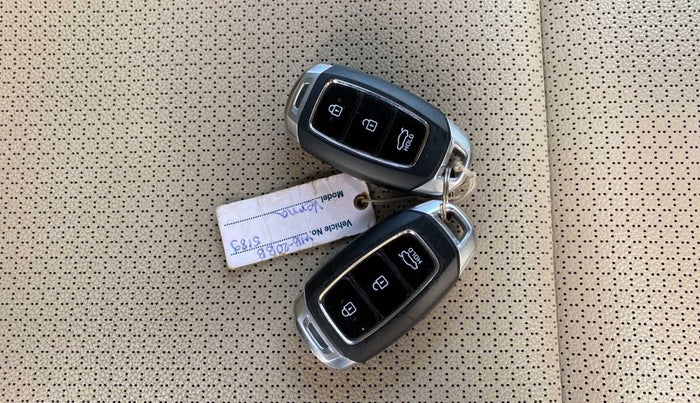 2018 Hyundai Verna 1.6 VTVT SX O, Petrol, Manual, 34,263 km, Key Close Up
