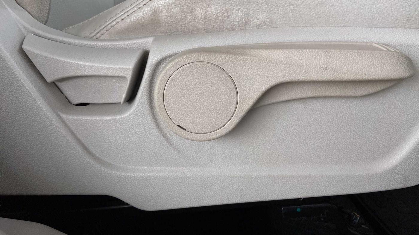 2021 Mahindra XUV300 W8 (O) 1.2 PETROL AMT, Petrol, Automatic, 42,667 km, Driver Side Adjustment Panel