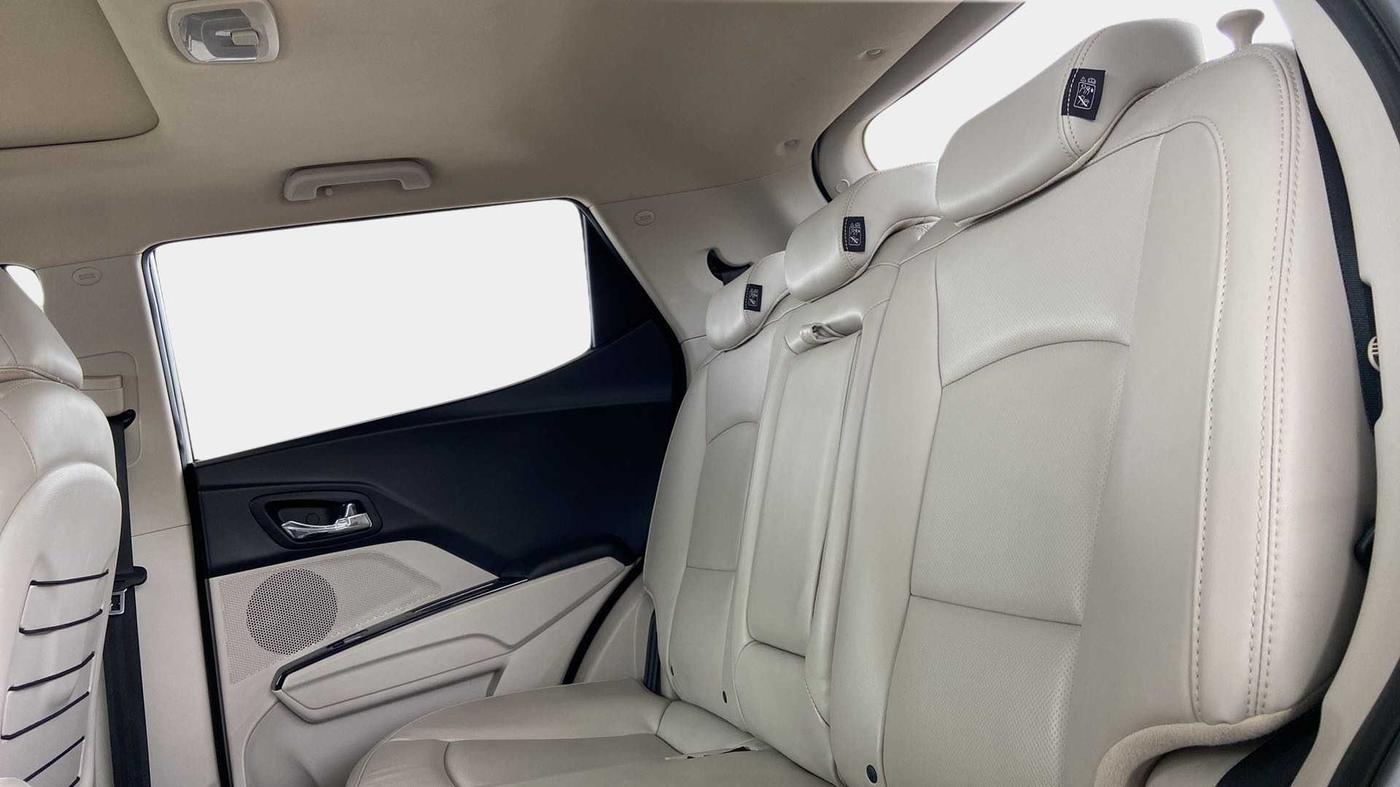 2021 Mahindra XUV300 W8 (O) 1.2 PETROL AMT, Petrol, Automatic, 42,667 km, Right Side Rear Door Cabin