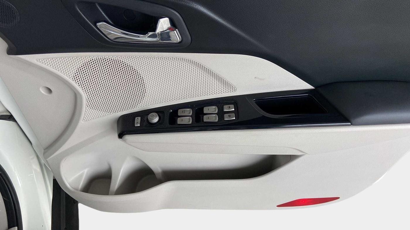 2021 Mahindra XUV300 W8 (O) 1.2 PETROL AMT, Petrol, Automatic, 42,667 km, Driver Side Door Panels Control