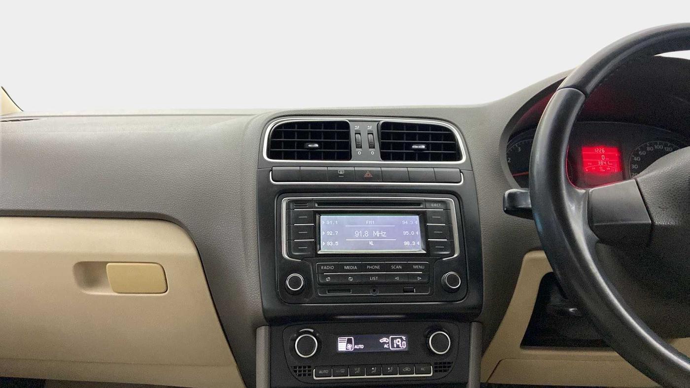 2013 Volkswagen Vento HIGHLINE 1.6 MPI, Petrol, Manual, 1,00,021 km, Air Conditioner