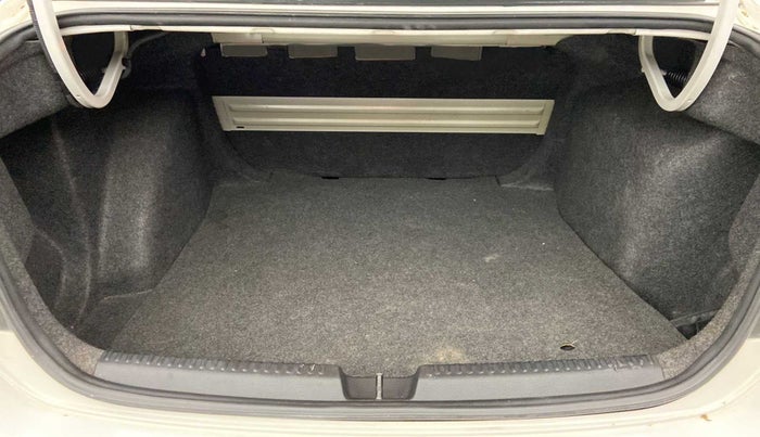 2013 Volkswagen Vento HIGHLINE 1.6 MPI, Petrol, Manual, 1,00,021 km, Boot Inside