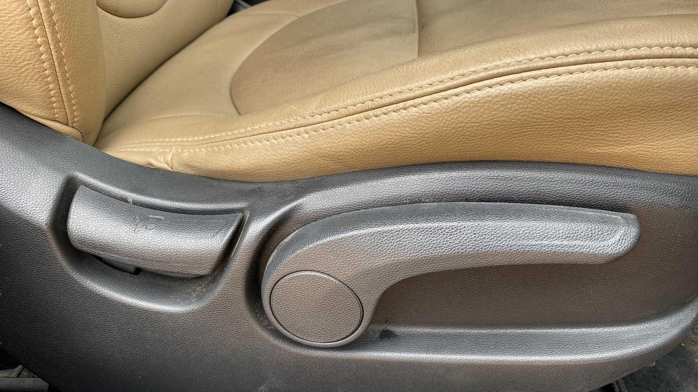 2018 Hyundai Creta SX PLUS AT 1.6 DIESEL, CNG, Automatic, 14,451 km, Driver Side Adjustment Panel