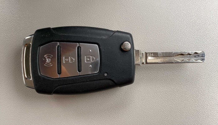2020 Mahindra XUV300 W6 1.2 PETROL, Petrol, Manual, 20,986 km, Key Close Up