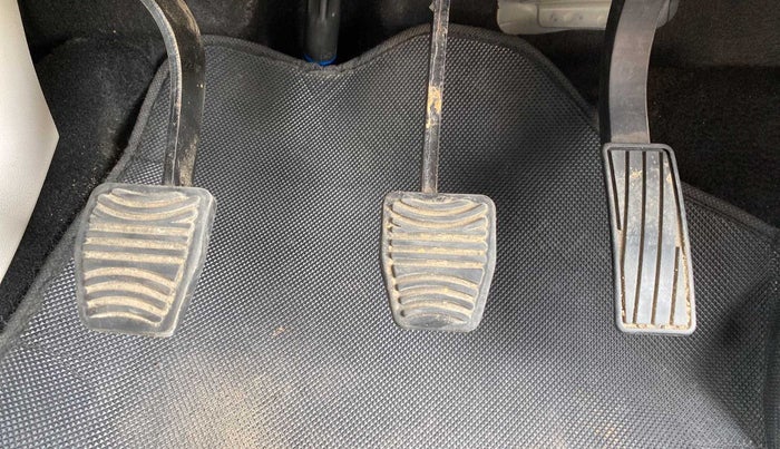 2020 Mahindra XUV300 W6 1.2 PETROL, Petrol, Manual, 20,986 km, Pedals