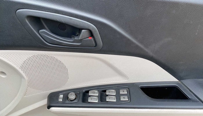 2020 Mahindra XUV300 W6 1.2 PETROL, Petrol, Manual, 20,986 km, Driver Side Door Panels Control