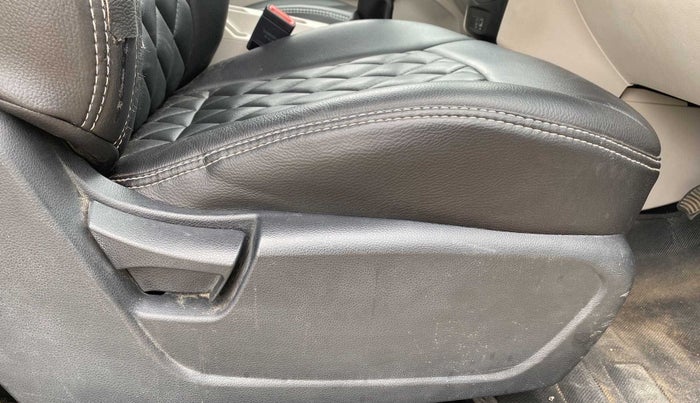 2020 Mahindra XUV300 W6 1.2 PETROL, Petrol, Manual, 20,986 km, Driver Side Adjustment Panel