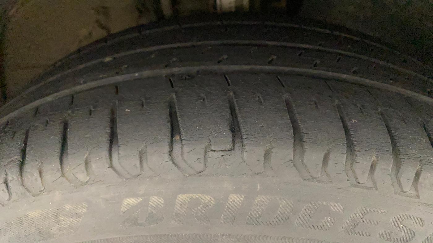 2016 Volkswagen Vento HIGHLINE 1.5 AT, Diesel, Automatic, 1,12,963 km, Right Front Tyre Tread