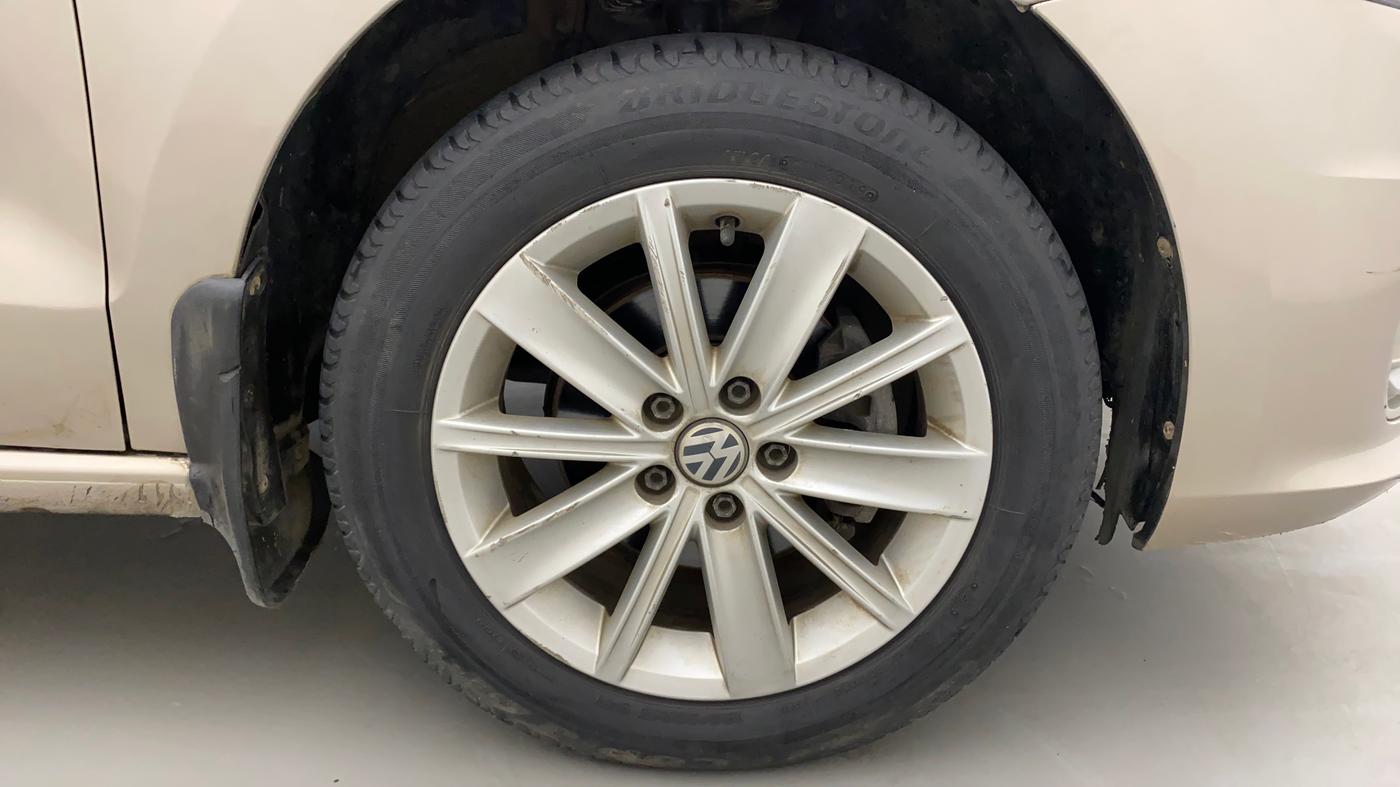 2016 Volkswagen Vento HIGHLINE 1.5 AT, Diesel, Automatic, 1,12,963 km, Right Front Wheel