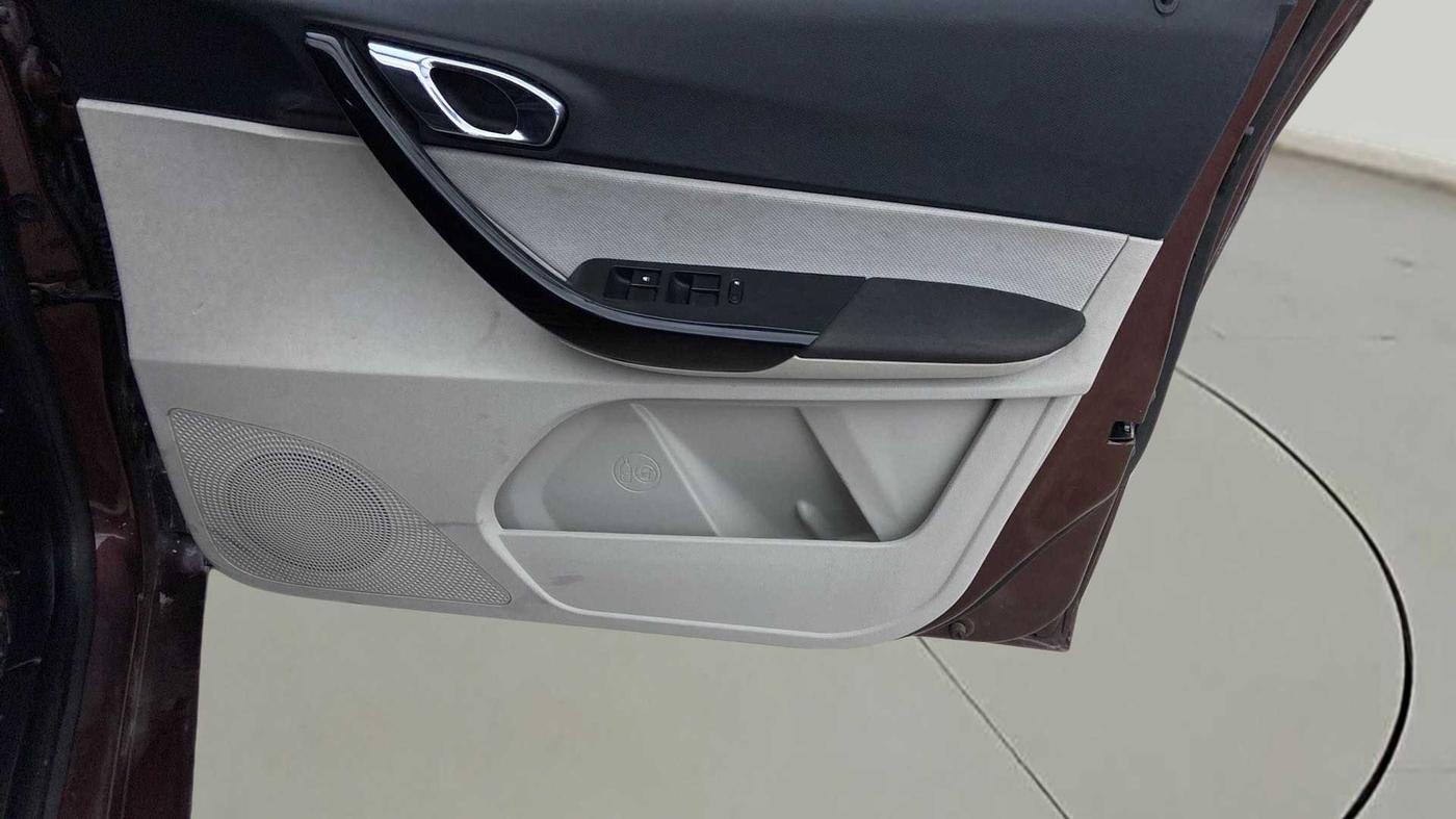 2022 Tata TIGOR XZ PLUS CNG, CNG, Manual, 39,597 km, Driver Side Door Panels Control