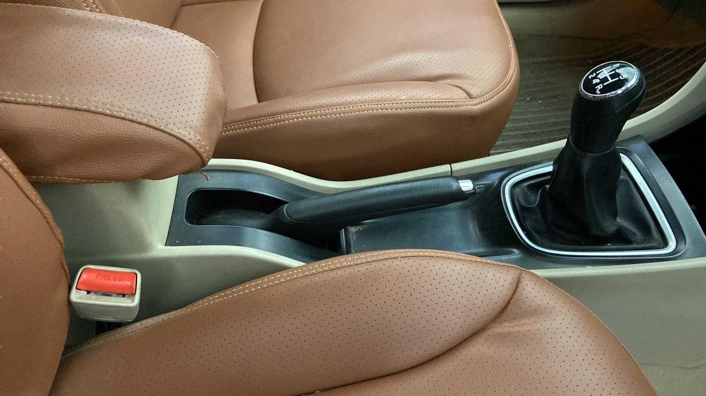2017 Maruti Ciaz ZETA 1.4  MT PETROL, Petrol, Manual, 33,161 km, Gear Lever