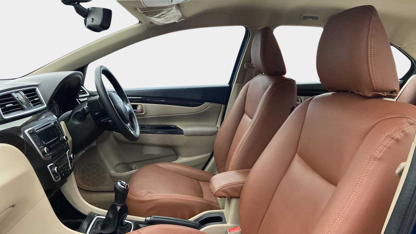 2017 Maruti Ciaz ZETA 1.4  MT PETROL, Petrol, Manual, 33,161 km, Right Side Front Door Cabin