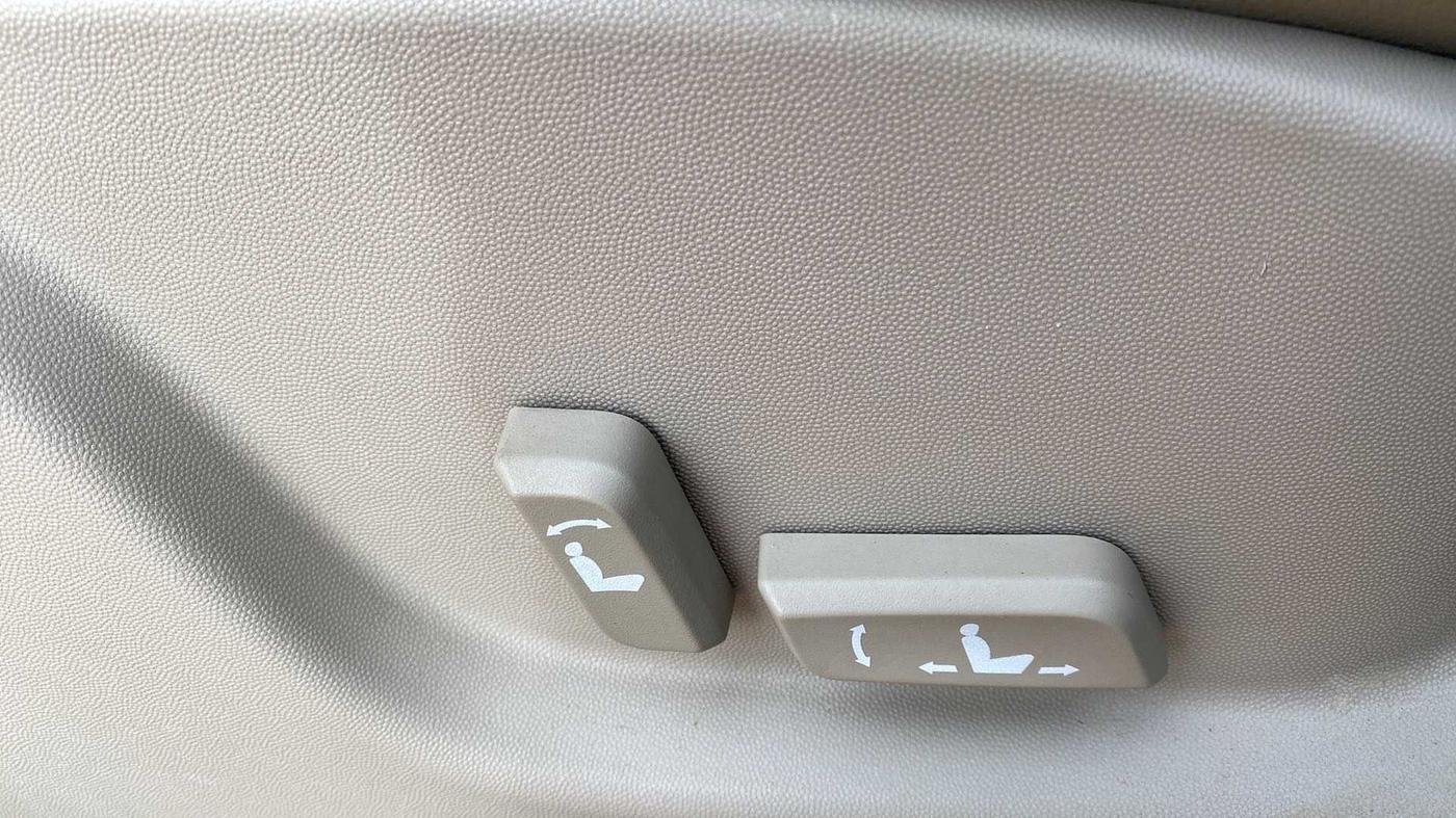2015 Mahindra XUV500 W10, Diesel, Manual, 62,501 km, Driver Side Adjustment Panel