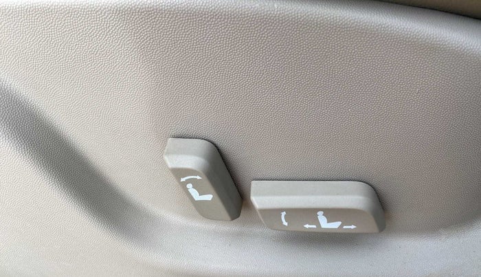 2015 Mahindra XUV500 W10, Diesel, Manual, 62,501 km, Driver Side Adjustment Panel