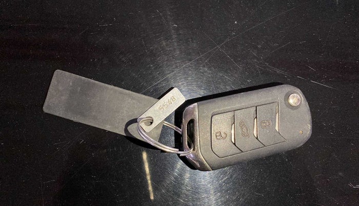 2023 Mahindra XUV300 W8 (O) 1.2 PETROL, Petrol, Manual, 14,550 km, Key Close Up