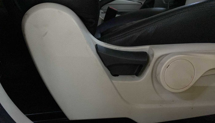 2023 Mahindra XUV300 W8 (O) 1.2 PETROL, Petrol, Manual, 14,550 km, Driver Side Adjustment Panel