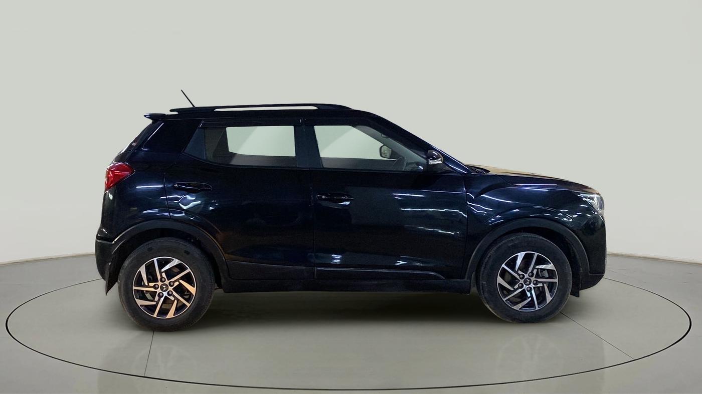 2023 Mahindra XUV300 W8 (O) 1.2 PETROL, Petrol, Manual, 14,550 km, Right Side View