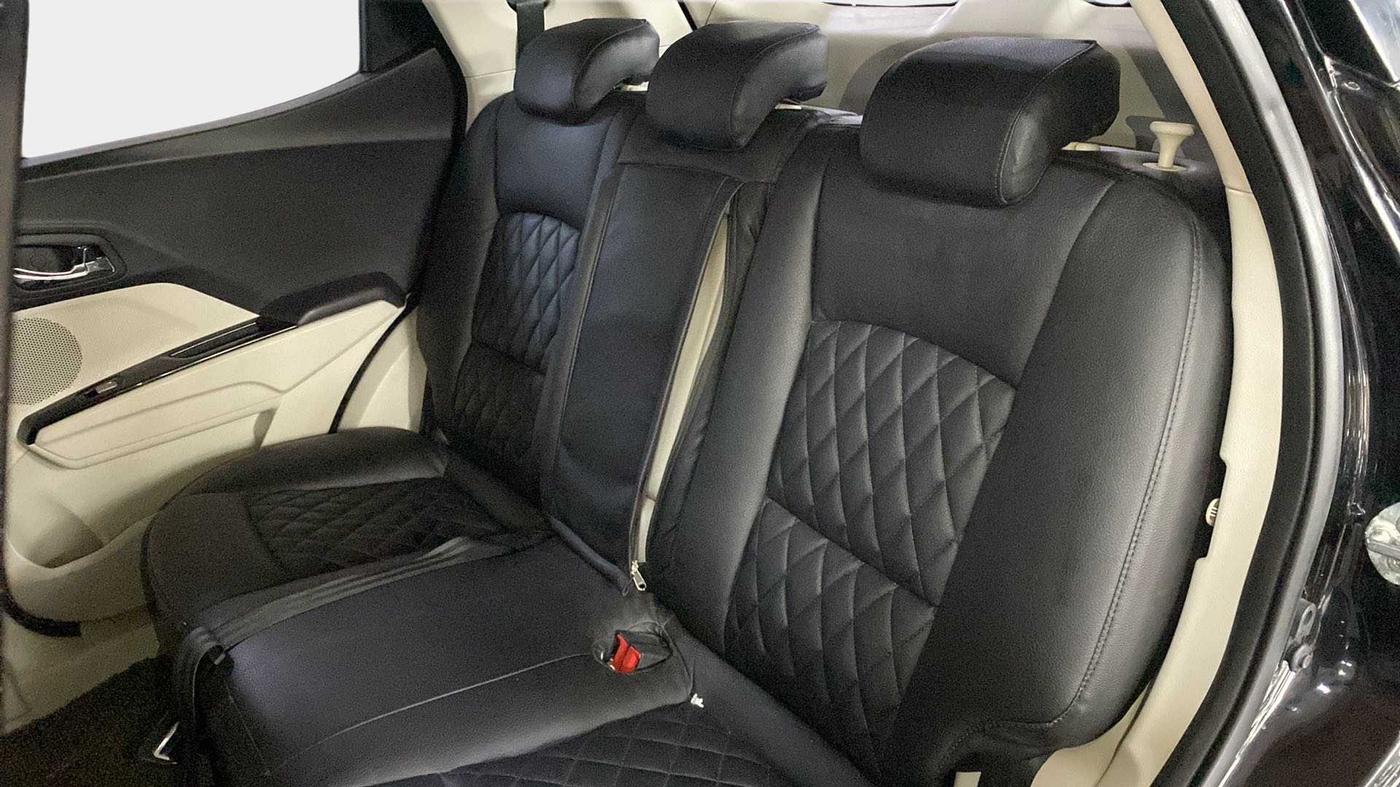 2023 Mahindra XUV300 W8 (O) 1.2 PETROL, Petrol, Manual, 14,550 km, Right Side Rear Door Cabin