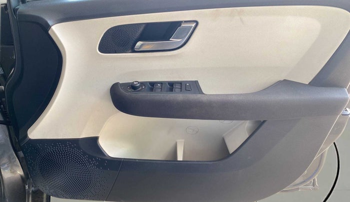2022 Tata ALTROZ XZ PLUS PETROL, Petrol, Manual, 19,569 km, Driver Side Door Panels Control