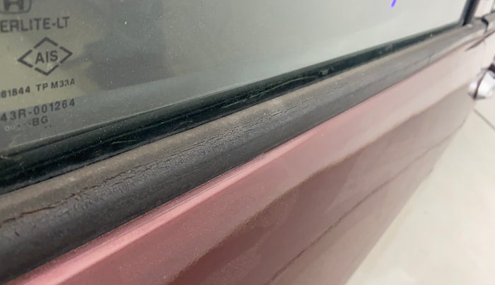 2016 Honda City 1.5L I-VTEC S MT, Petrol, Manual, 1,15,300 km, Right rear door - Weather strip has minor damage