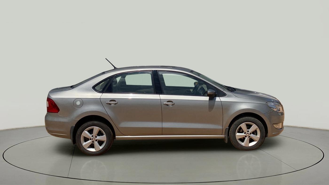 2016 Skoda Rapid 1.6 MPI STYLE AT, Petrol, Automatic, 35,416 km, Right Side View