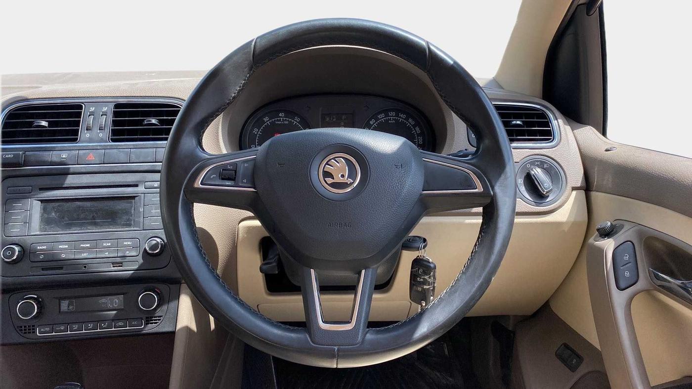 2016 Skoda Rapid 1.6 MPI STYLE AT, Petrol, Automatic, 35,416 km, Steering Wheel Close Up