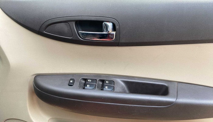 2013 Hyundai i20 MAGNA 1.2, Petrol, Manual, 17,334 km, Driver Side Door Panels Control