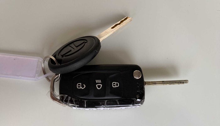2021 Tata ALTROZ XM PLUS PETROL, Petrol, Manual, 40,081 km, Key Close Up