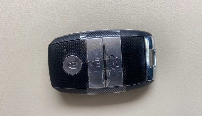 2022 KIA CARENS LUXURY PLUS 1.4 PETROL 7 STR, Petrol, Manual, 40,953 km, Key Close Up