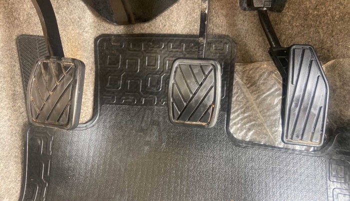 2022 Maruti Ertiga VXI SHVS, Petrol, Manual, 9,884 km, Pedals