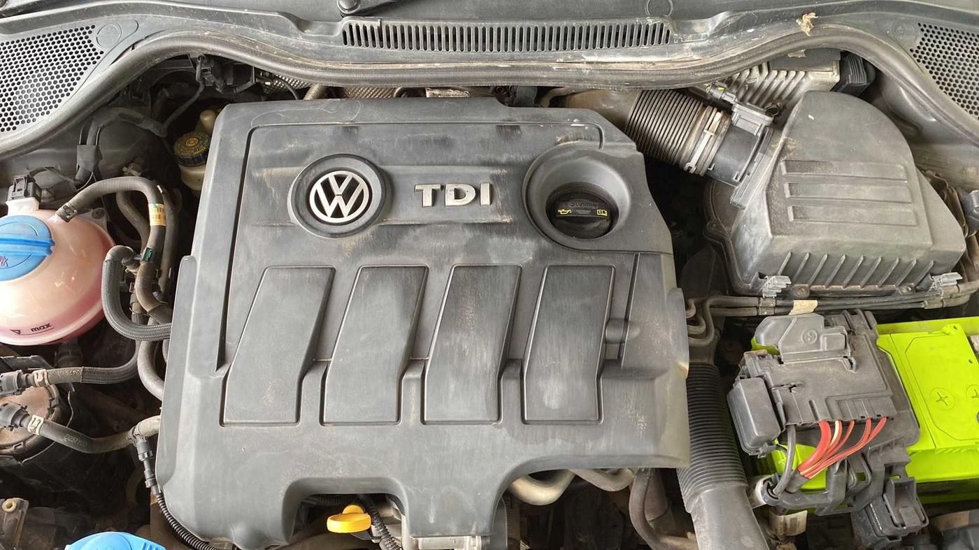 2017 Volkswagen Ameo HIGHLINE PLUS 1.5L 16 ALLOY, Diesel, Manual, 1,02,204 km, Open Bonet