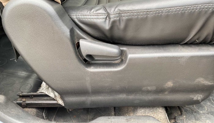 2017 Maruti Wagon R 1.0 VXI, Petrol, Manual, 42,734 km, Driver Side Adjustment Panel