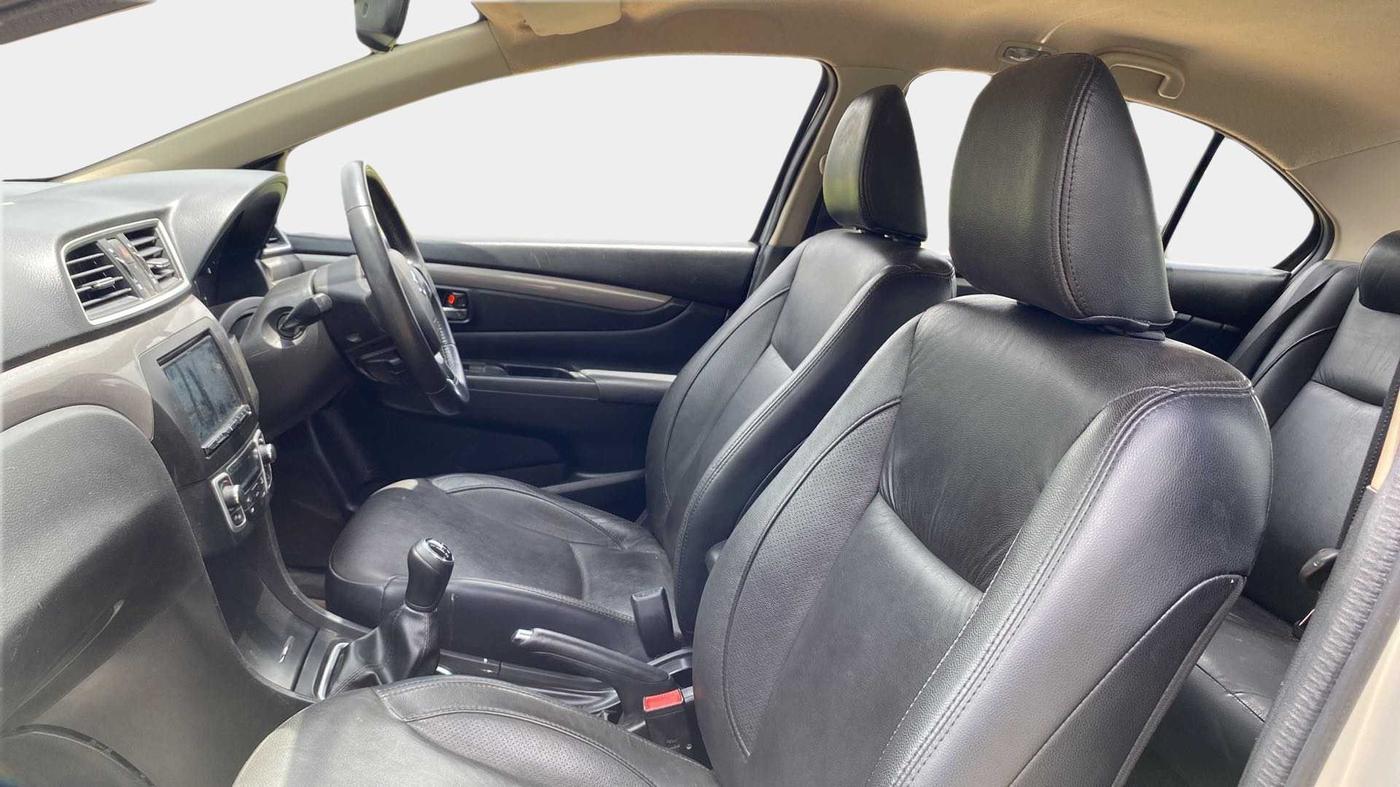 2015 Maruti Ciaz ZXI+ RS, Petrol, Manual, 60,582 km, Right Side Front Door Cabin