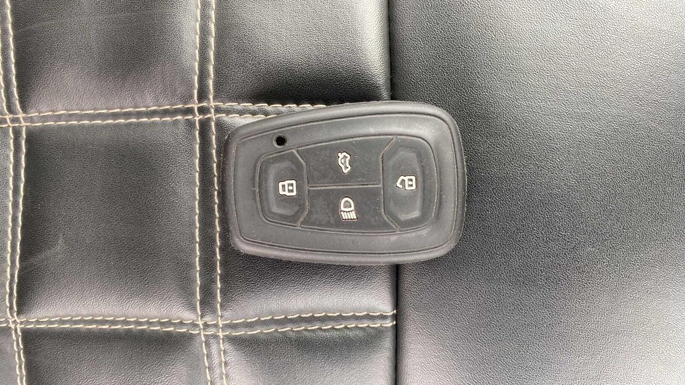 2022 Tata ALTROZ XZ PETROL, Petrol, Manual, 23,458 km, Key Close Up