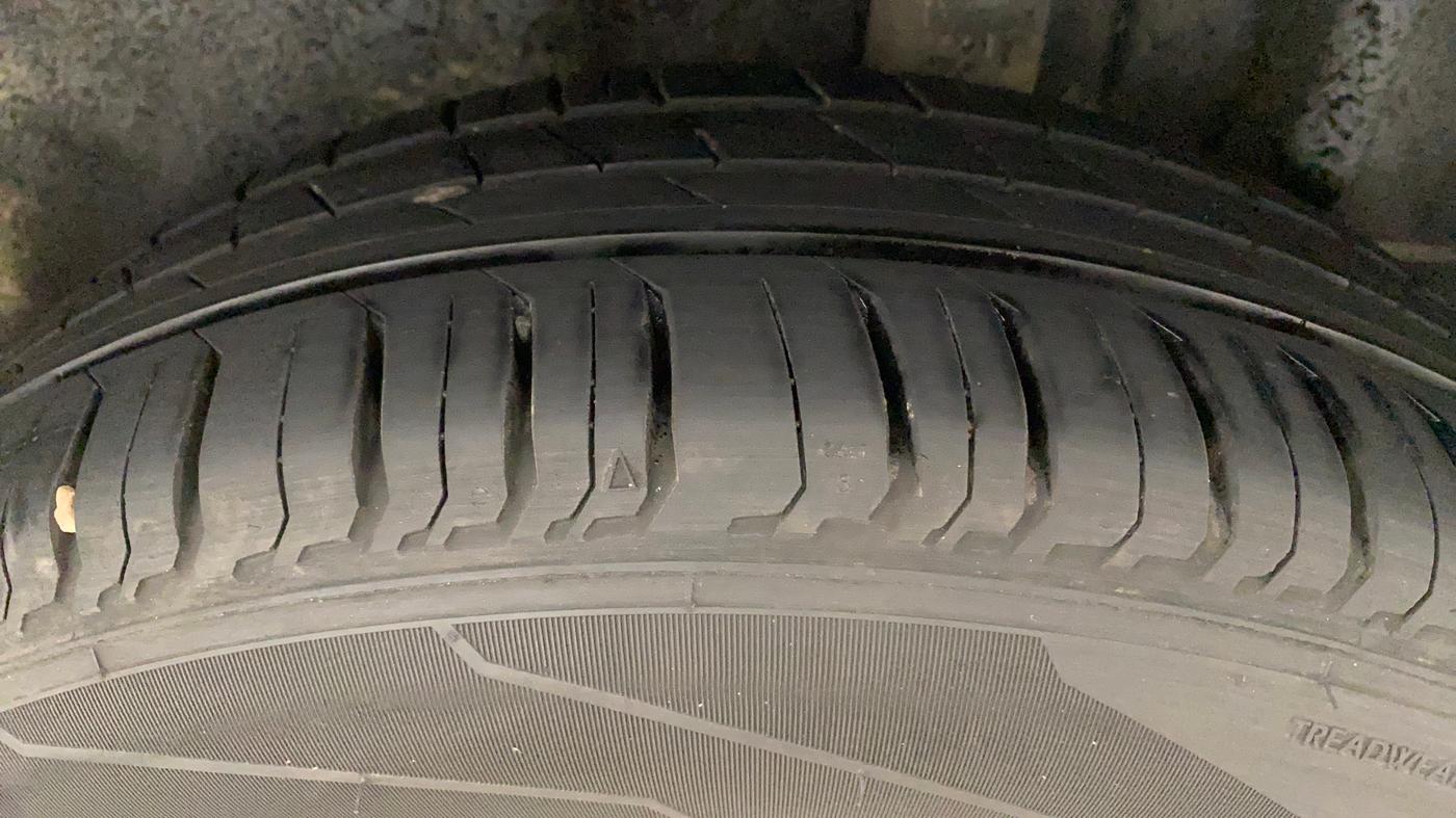 2017 Volkswagen Vento HIGHLINE PETROL AT, Petrol, Automatic, 62,617 km, Left Rear Tyre Tread