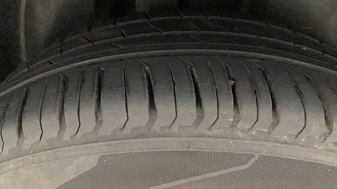 2017 Volkswagen Vento HIGHLINE PETROL AT, Petrol, Automatic, 62,617 km, Right Rear Tyre Tread