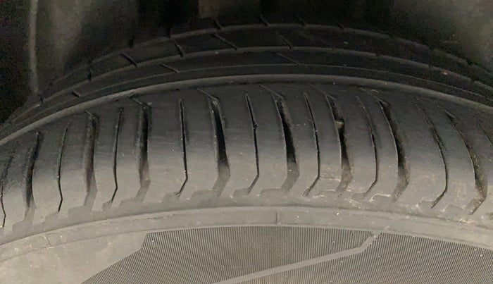 2017 Volkswagen Vento HIGHLINE PETROL AT, Petrol, Automatic, 62,617 km, Right Rear Tyre Tread