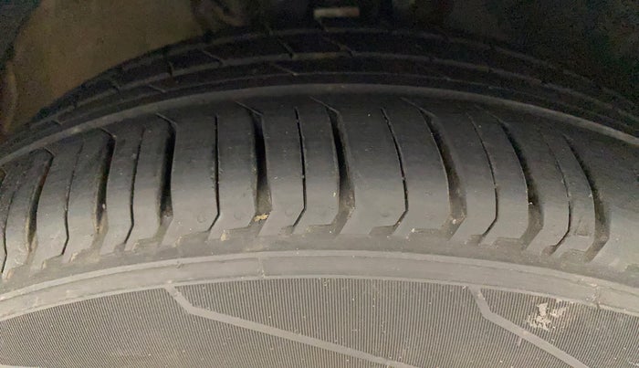 2017 Volkswagen Vento HIGHLINE PETROL AT, Petrol, Automatic, 62,617 km, Right Front Tyre Tread